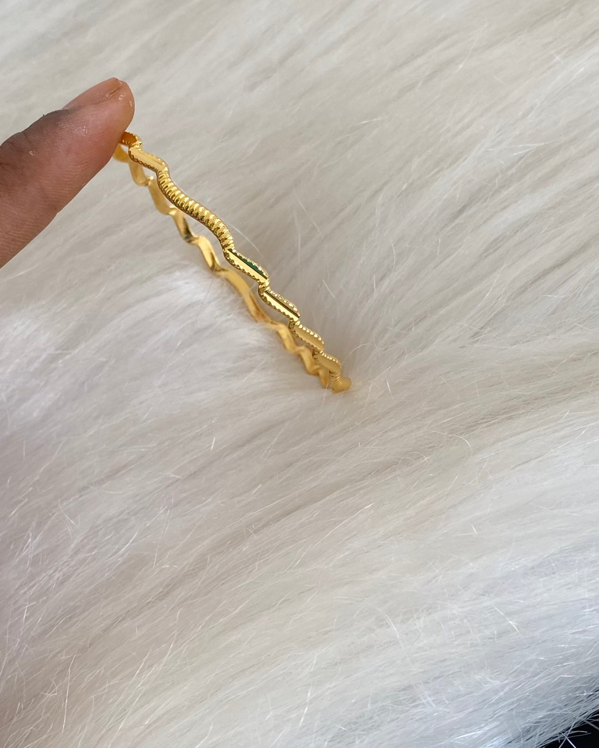 Gold tone single 1 bangle (2.6) dj-54668