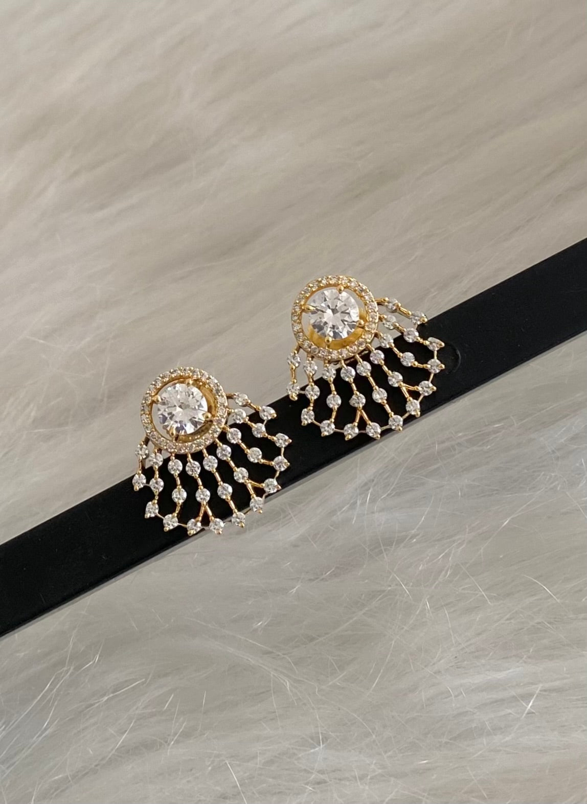 Gold tone diamond look white stone stud/earrings dj-54626
