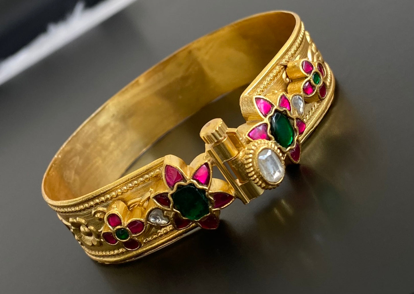 Matte finish kemp-green-white Kundan flower screw type kada(2.6) dj-53506