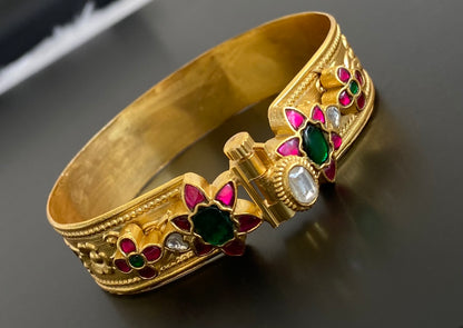 Matte finish kemp-green-white Kundan flower screw type kada(2.6) dj-53506