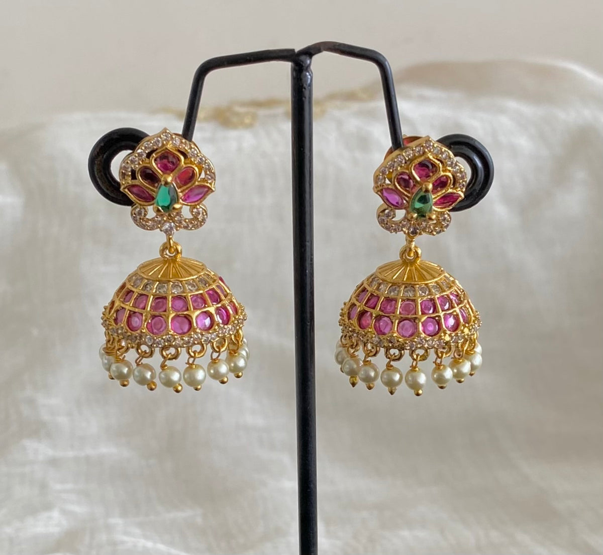 Antique gold tone kemp-green-white stone pearl jhumkka dj-55092
