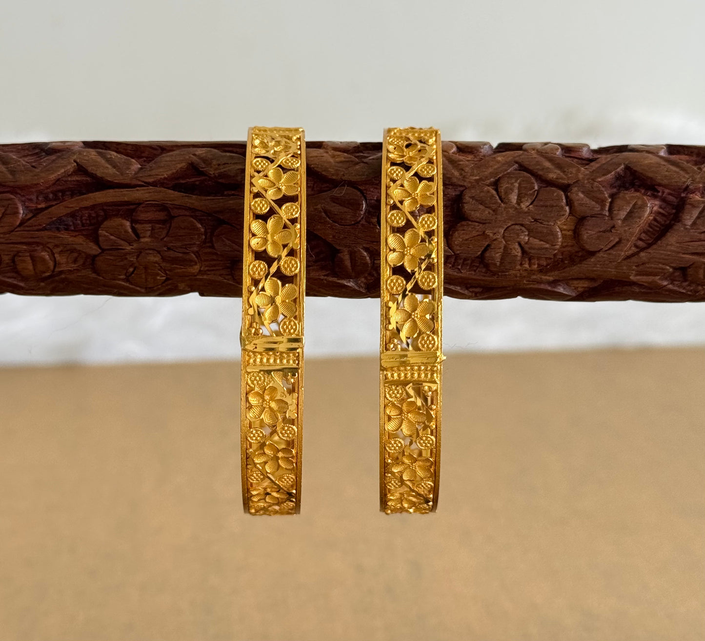 Gold tone designer flower bangles(2.8) dj-51752