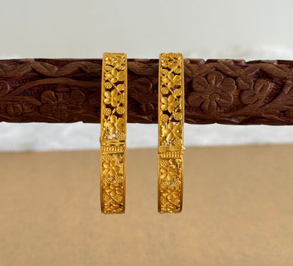 Gold tone designer flower bangles(2.8) dj-51752