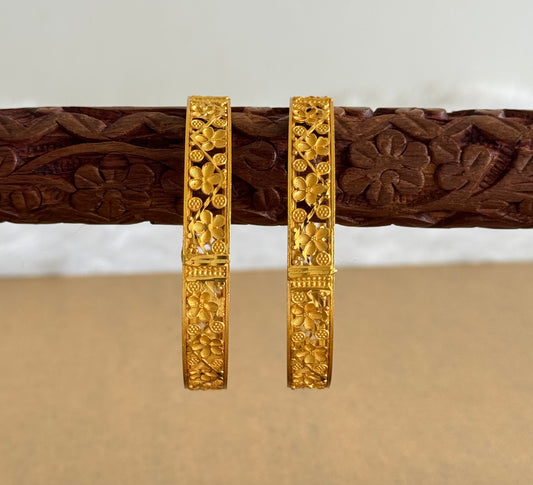 Gold tone designer flower bangles(2.8) dj-51752