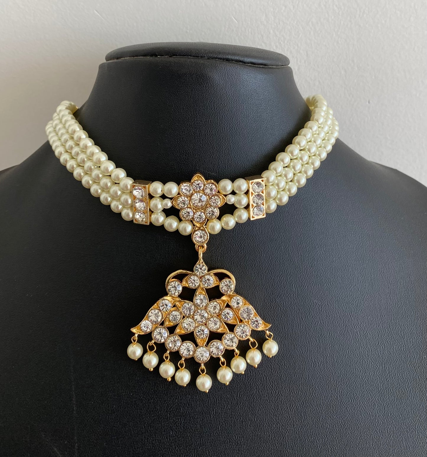 Gold tone precious kemp-green-white pearl reversible flower choker necklace dj-53934