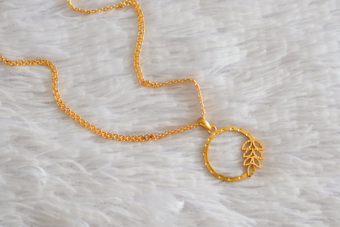 Gold tone 18 inches chain with round leaf pendant dj-51921