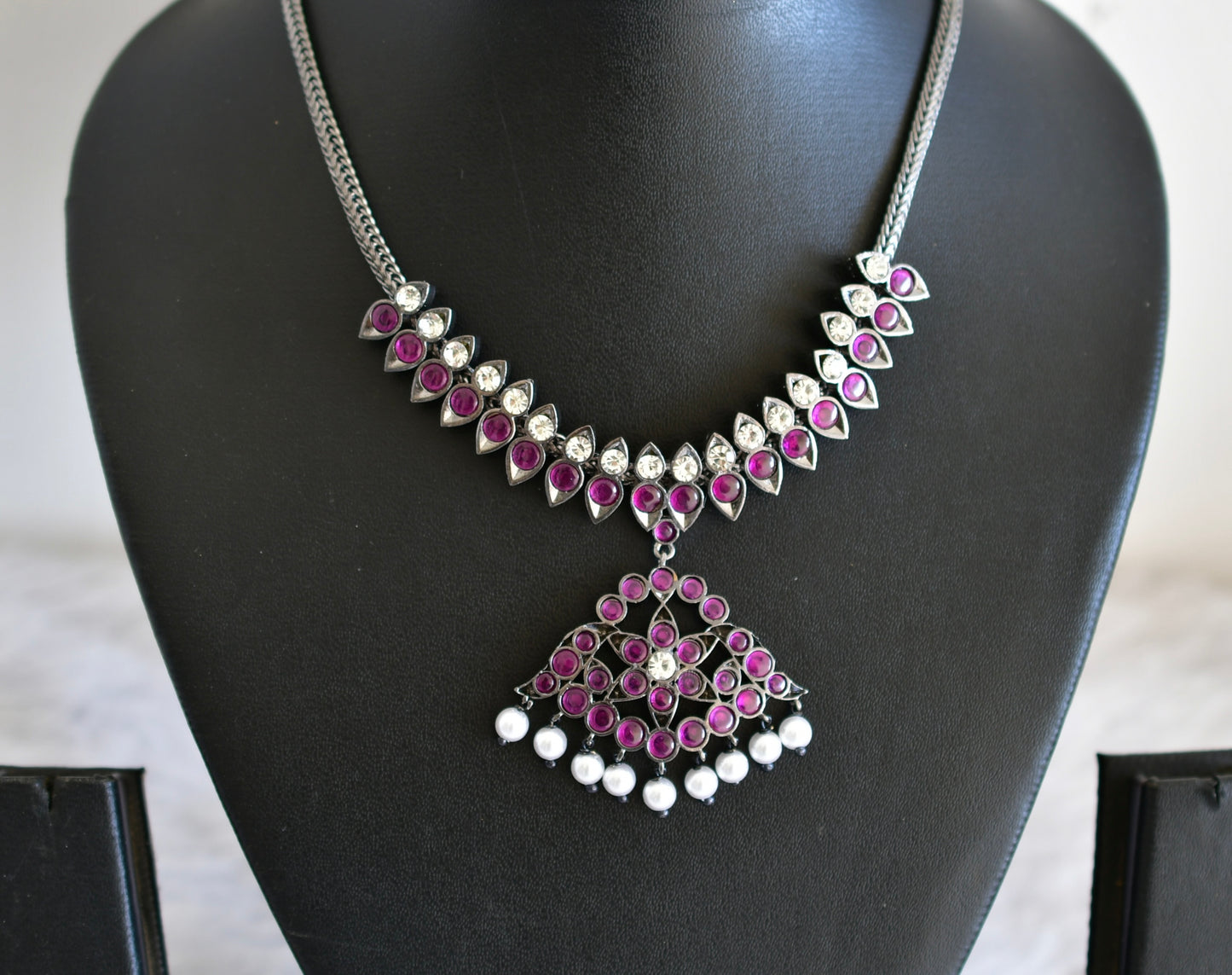 Black finish precious kemp-white pearl necklace Dj-52507