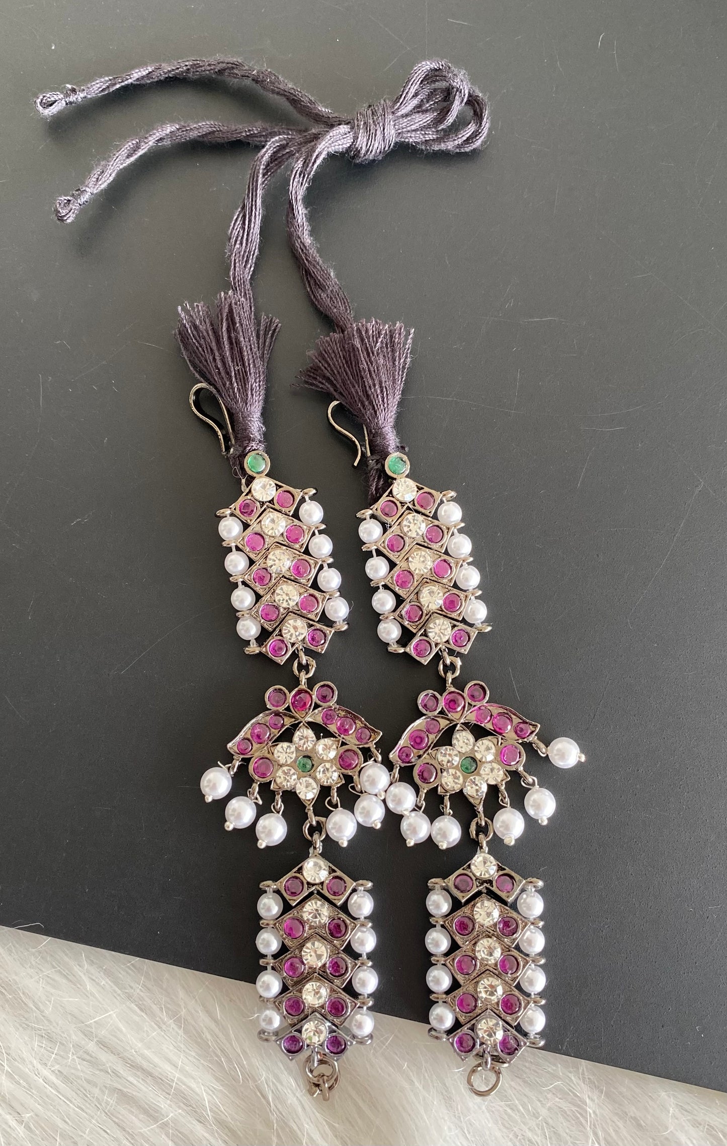 Black finish precious kemp-green-white pearl ear side chain dj-50825