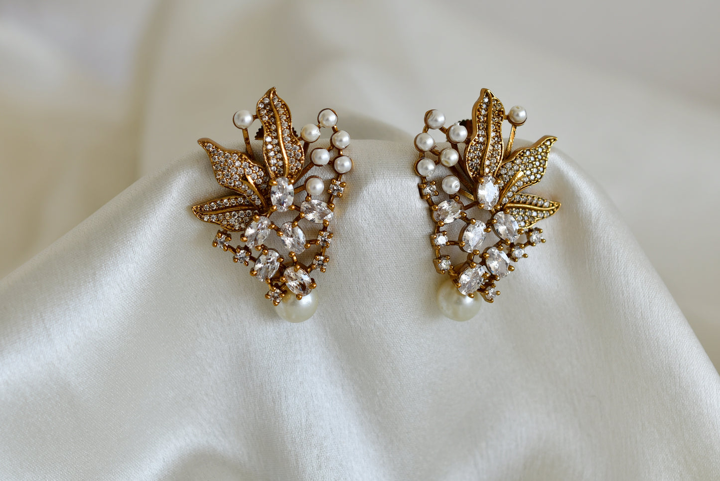 Antique gold tone cz white pearl floral stud/earrings dj-52565