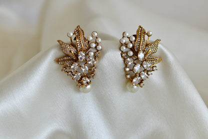 Antique gold tone cz white pearl floral stud/earrings dj-52565