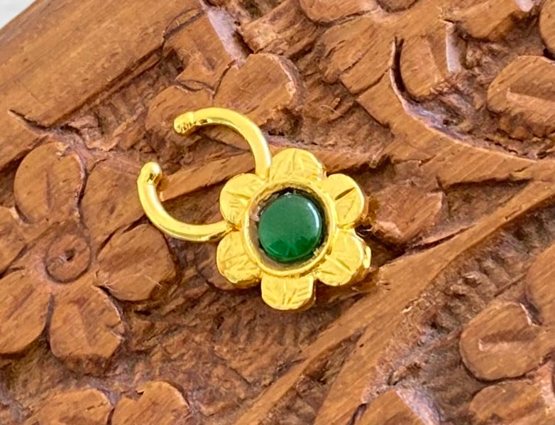 Gold tone green stone nose pin/bulakku dj-53788