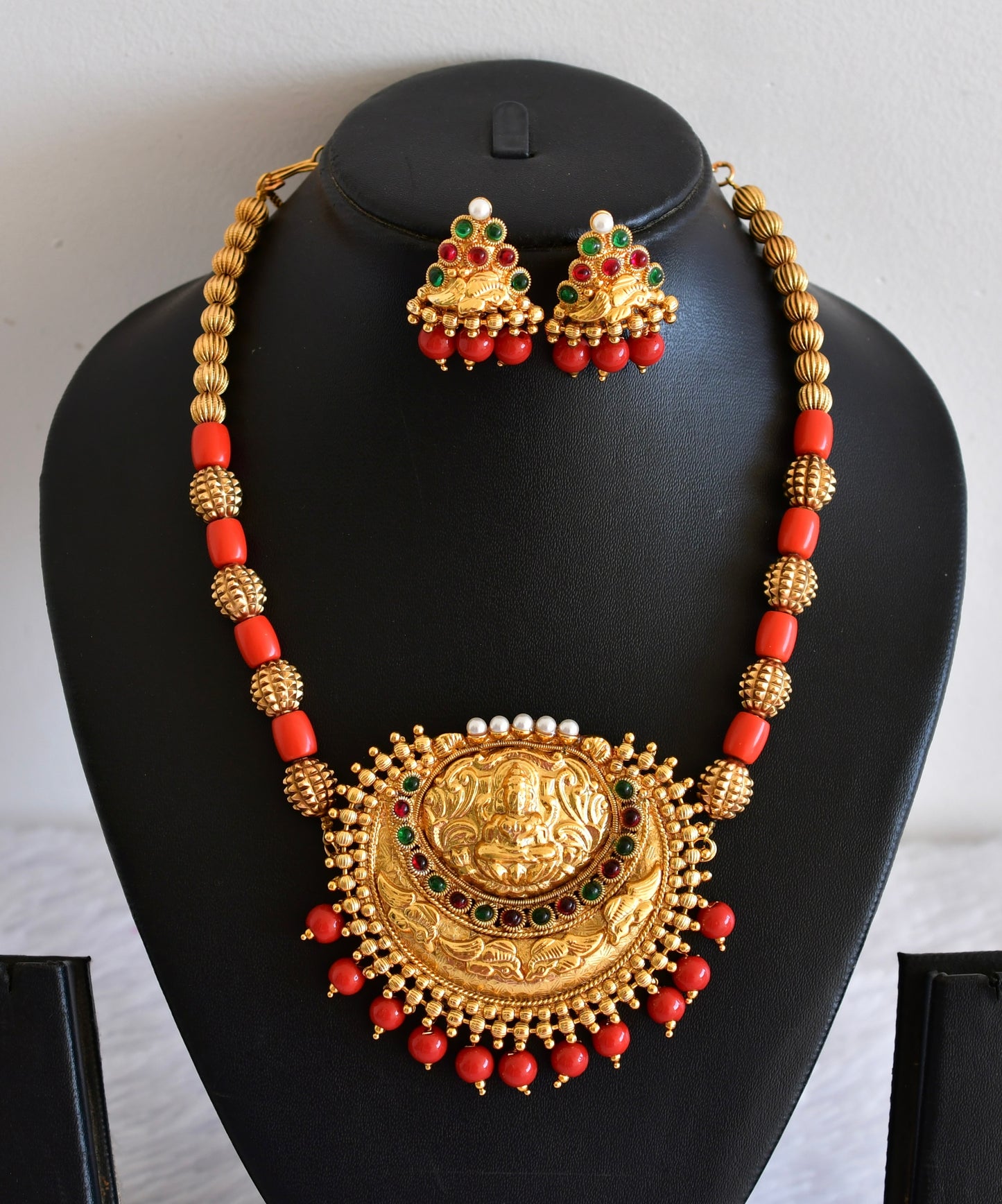 Matte finish coral beaded kemp-green lakshmi necklace set dj-52978