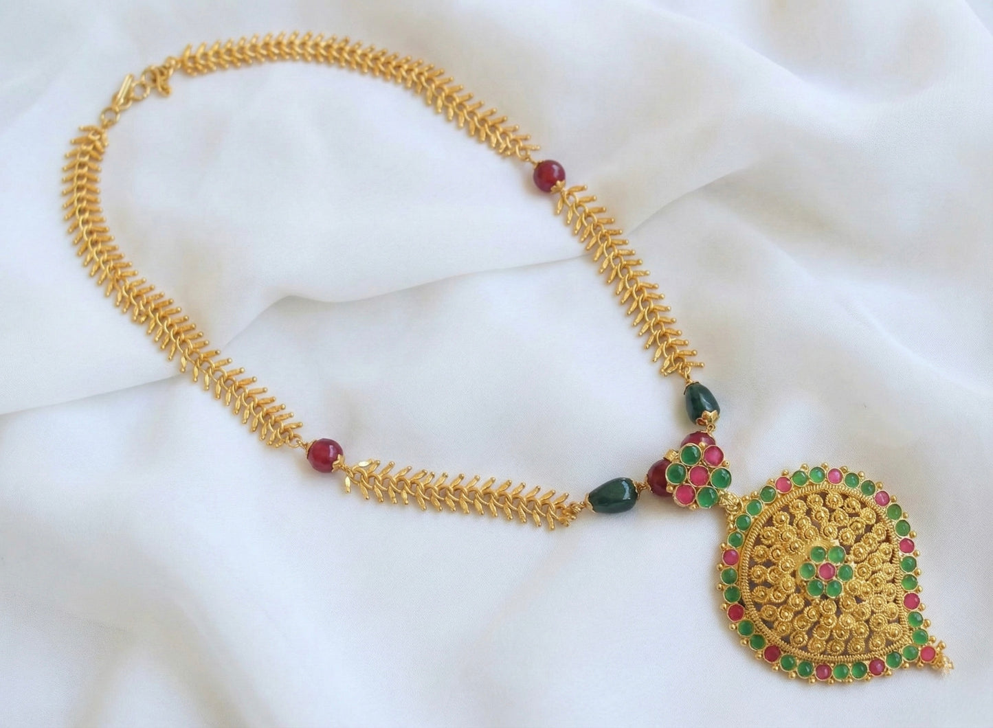 Gold tone ruby-emerald mango chain/necklace DJ23043