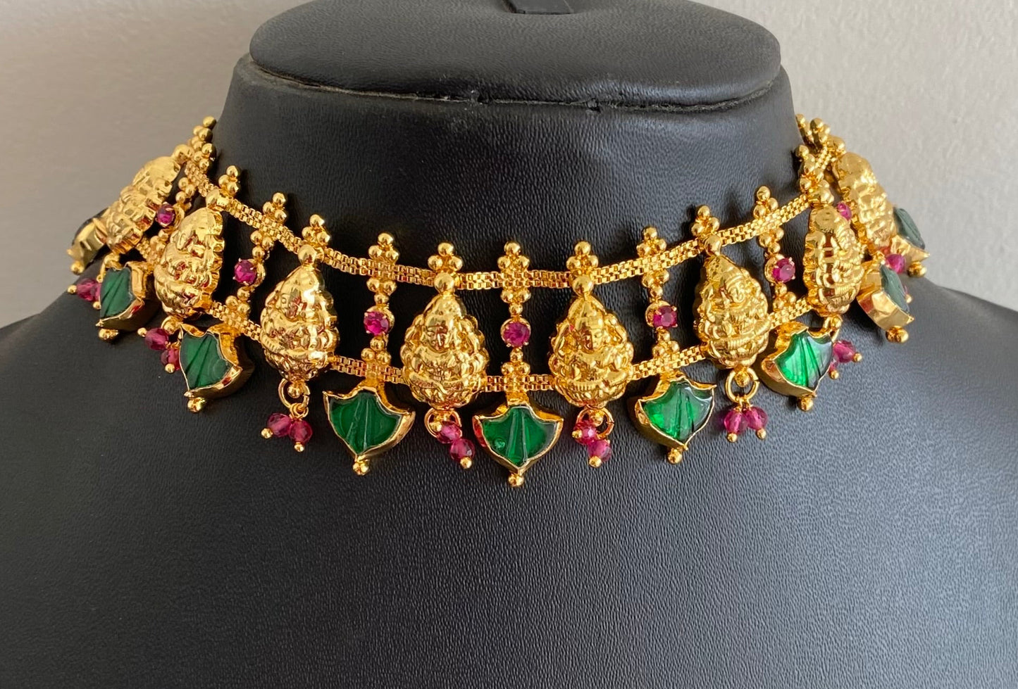 Gold tone kerala style pink-green palakka lakshmi choker necklace dj-54276