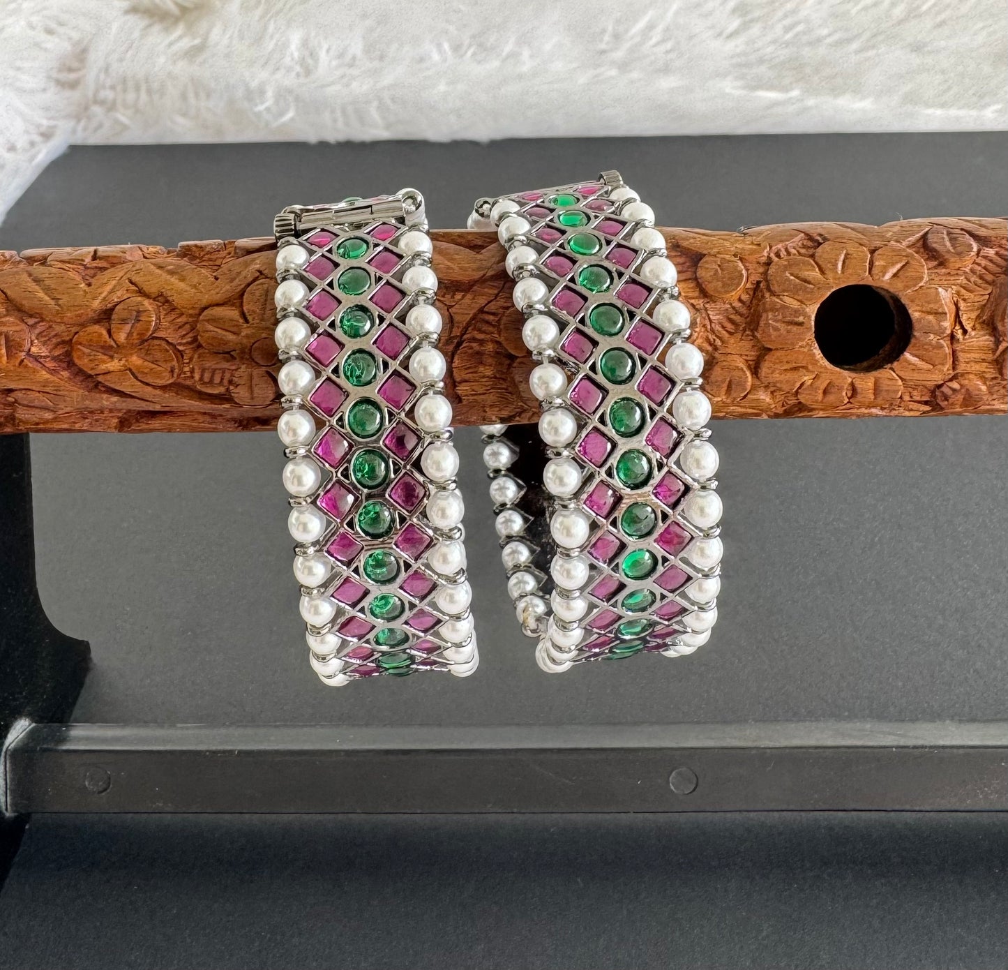 Black finish precious kemp-green pearl screw bangles(2.4) dj-51442