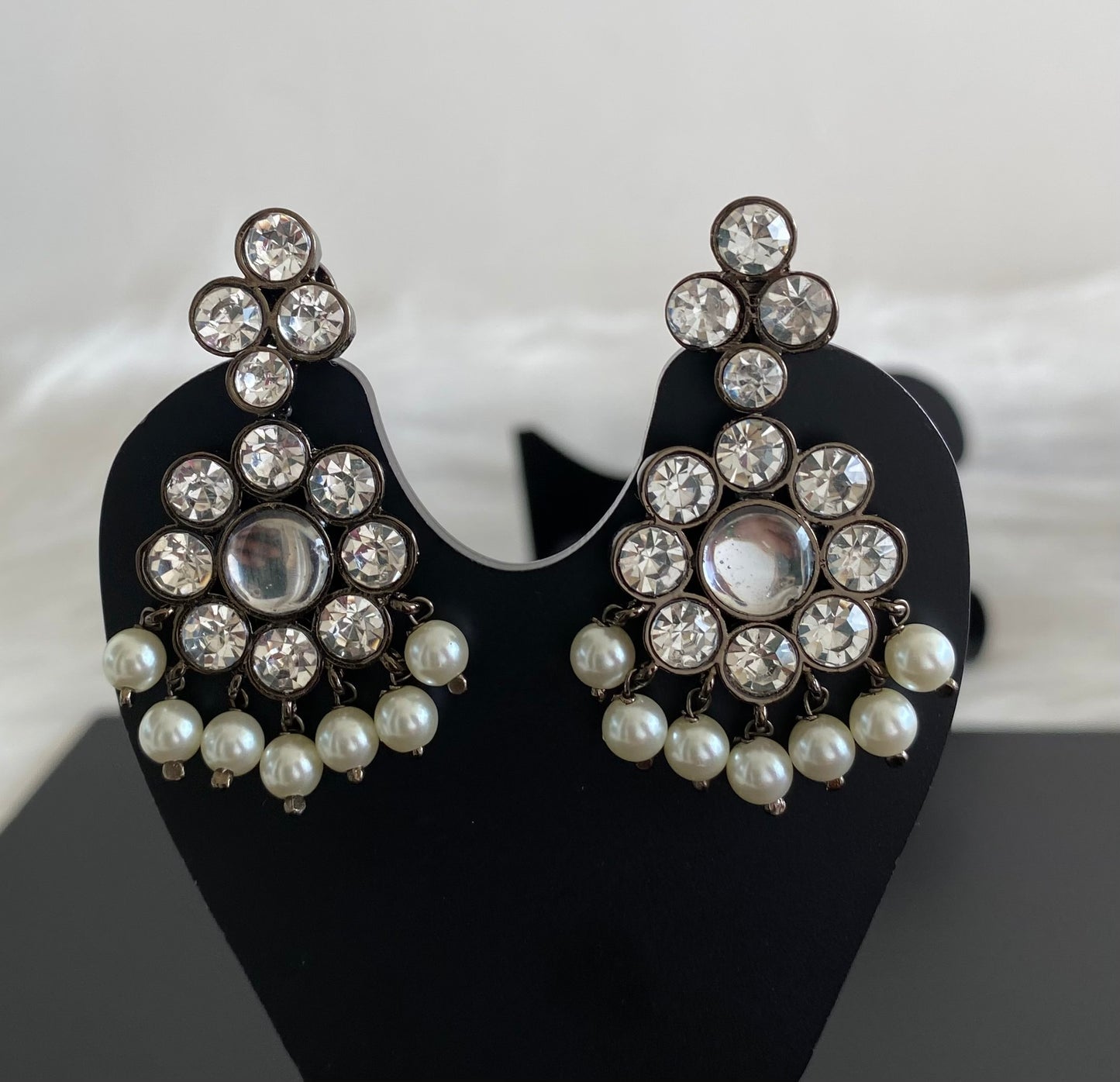Black finish precious white stone pearl flower earrings dj-54088