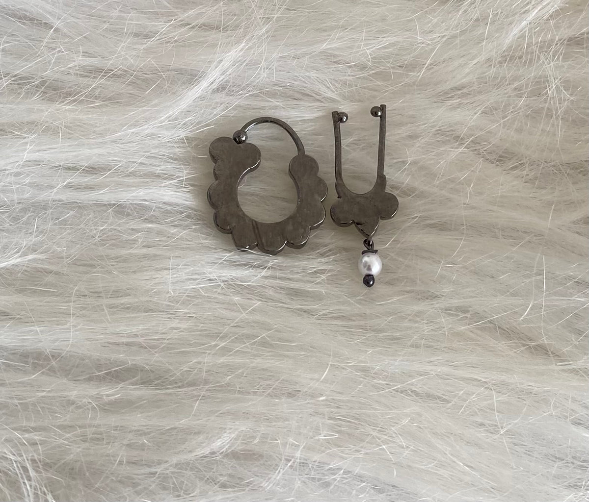 Black finish AD white stone pearl nathu-bulakku(nose pin) dj-54685