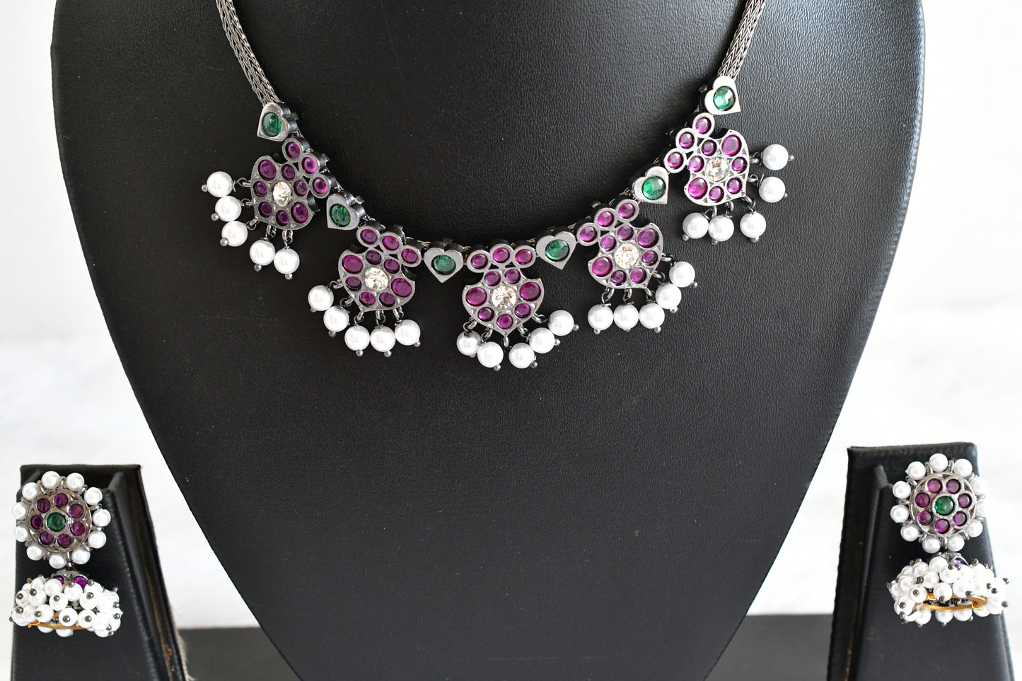 Black finish precious kemp-green-white pearl necklace set dj-53351