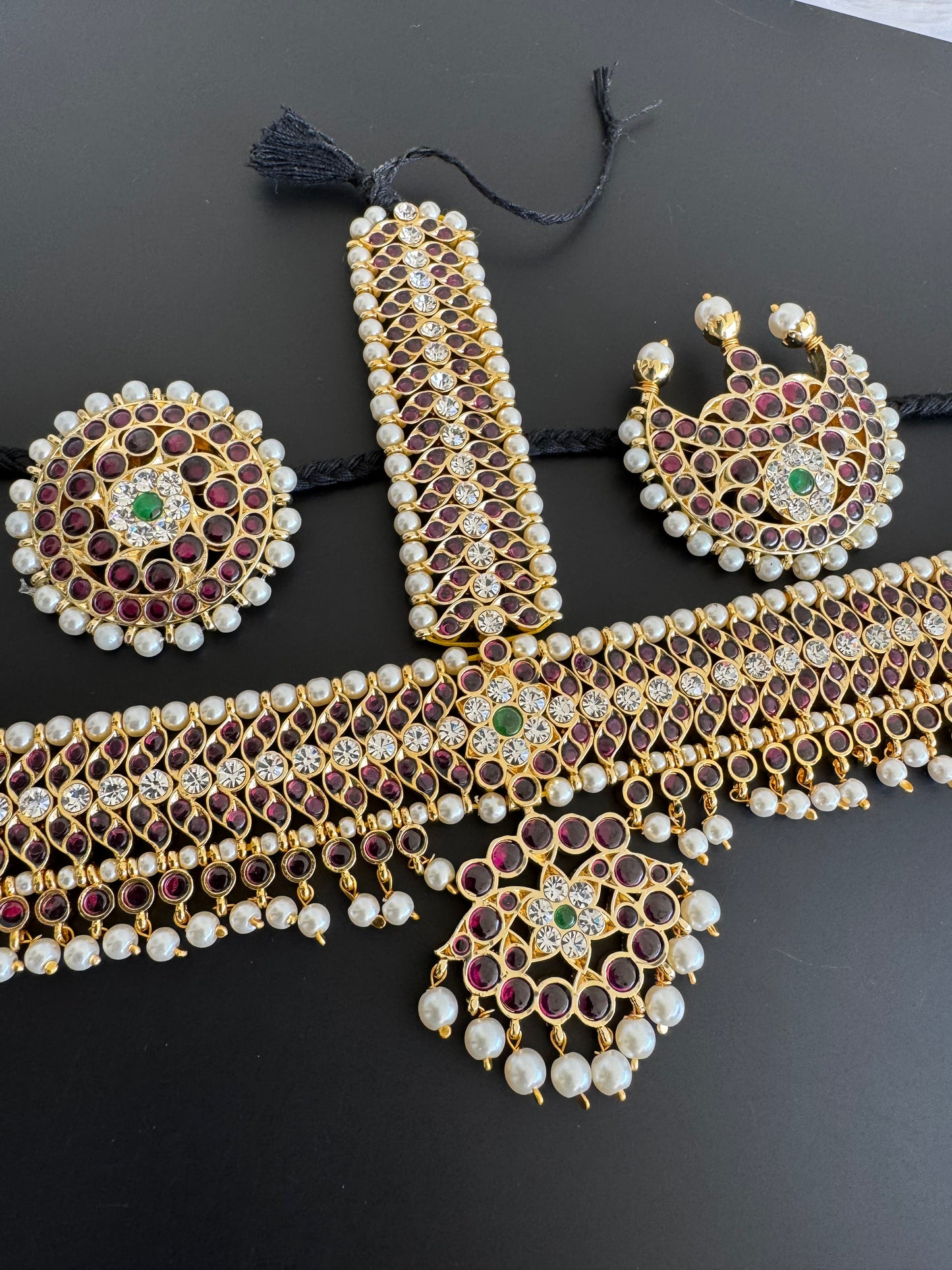 Gold tone precious kemp-green-white pearl head set with sun moon dj-52526