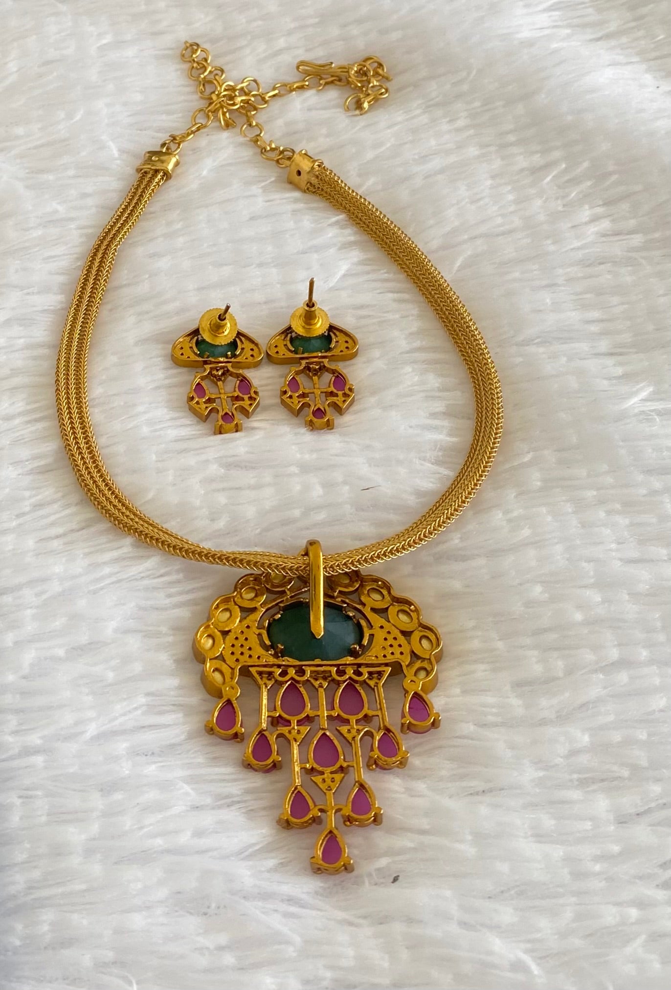 Matte finish ruby-green-white stone choker/necklace set dj-54022