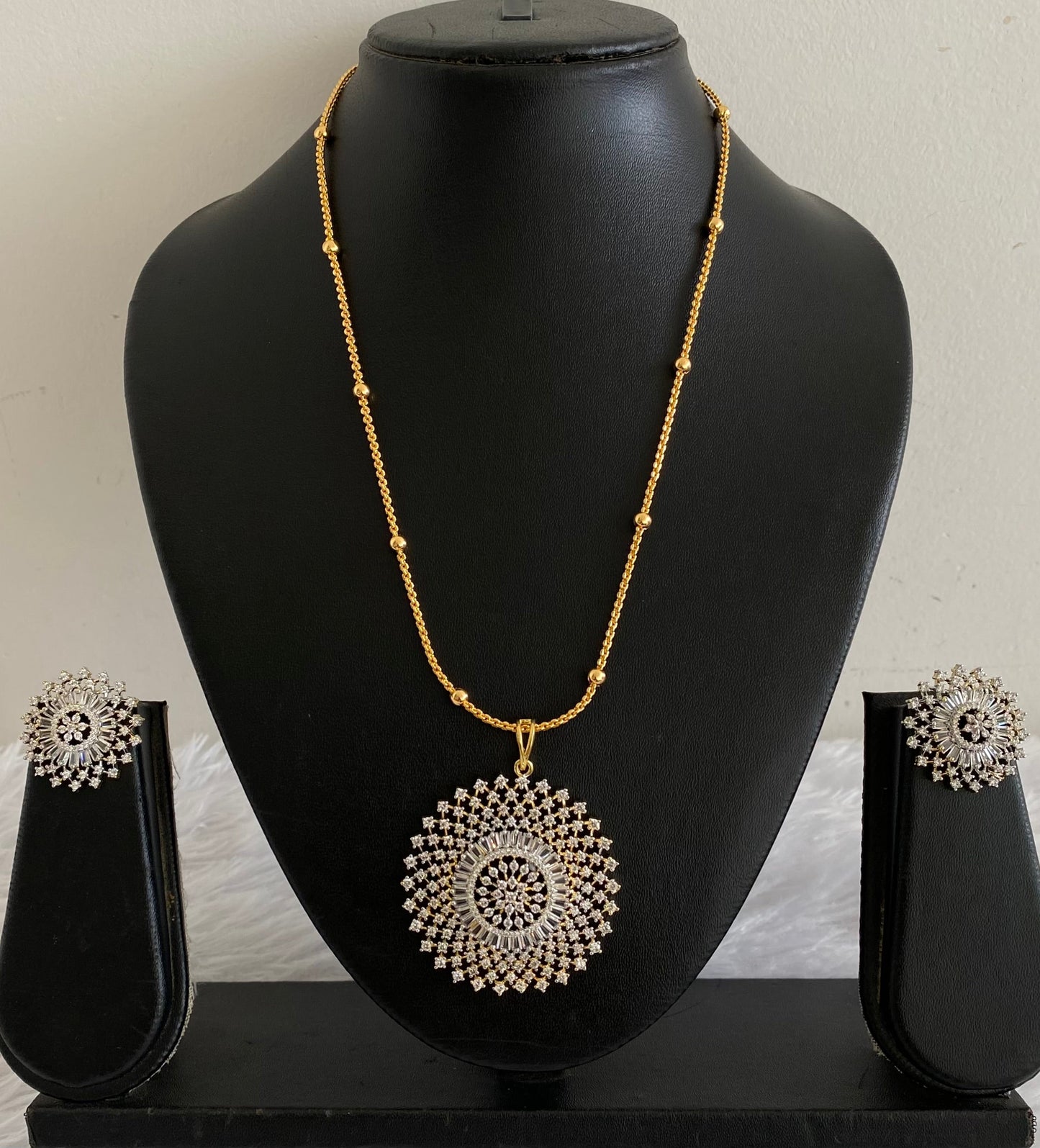 Gold tone 18 inches chain with two tone round pendant set dj-54032
