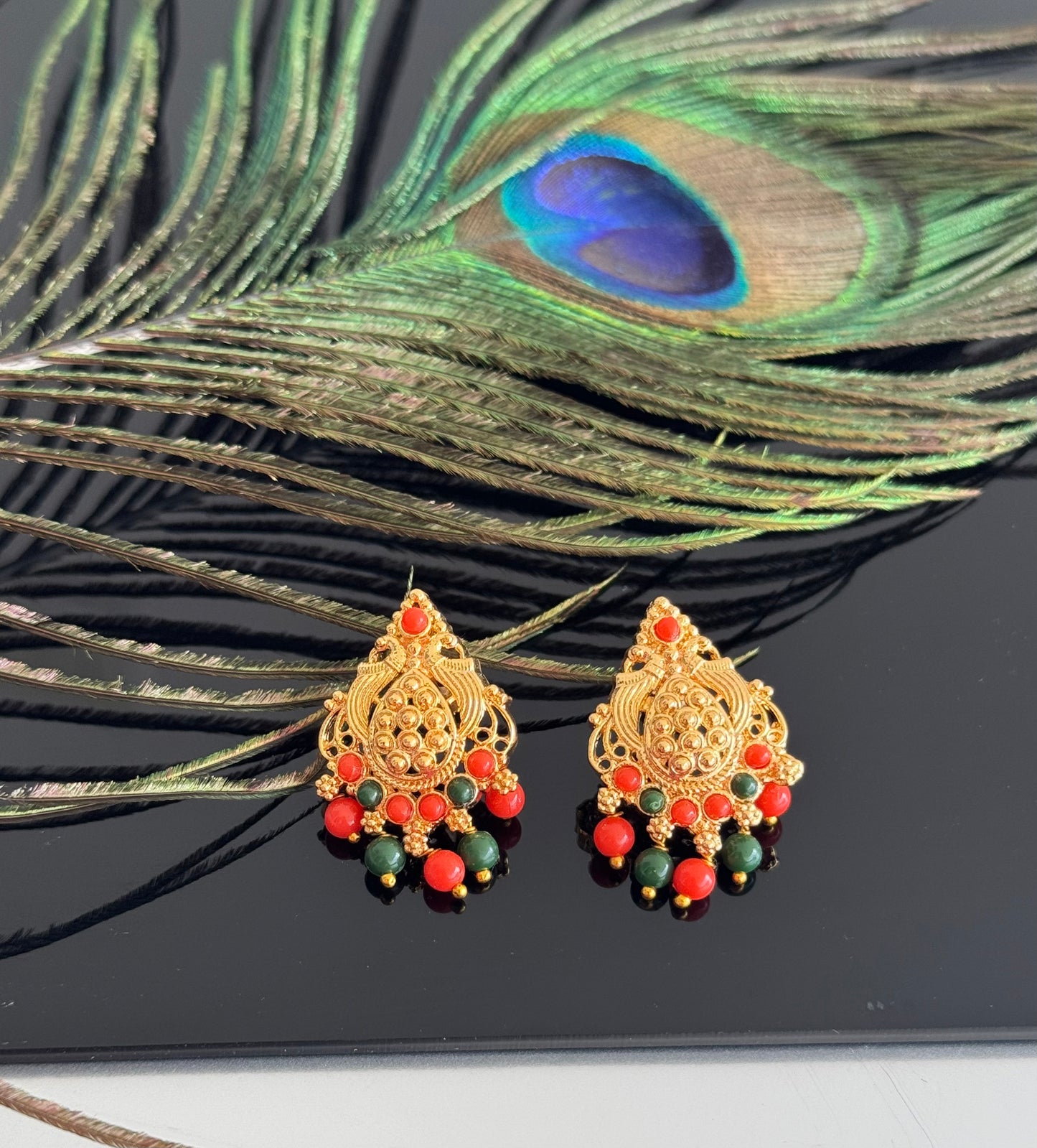 Gold tone coral-green beaded stud/earrings dj-51608