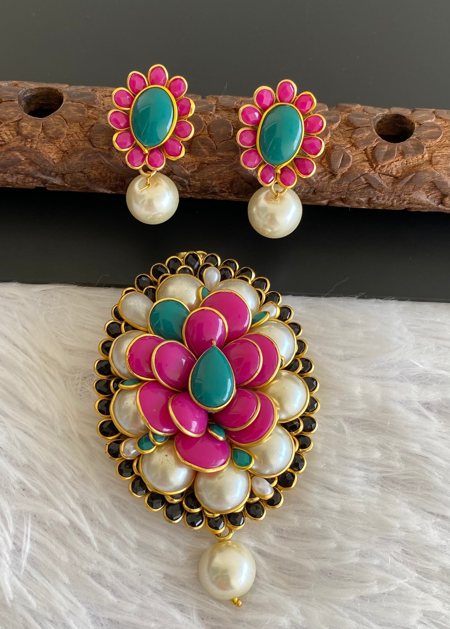 Gold tone pacchi flower pendent set dj-52957