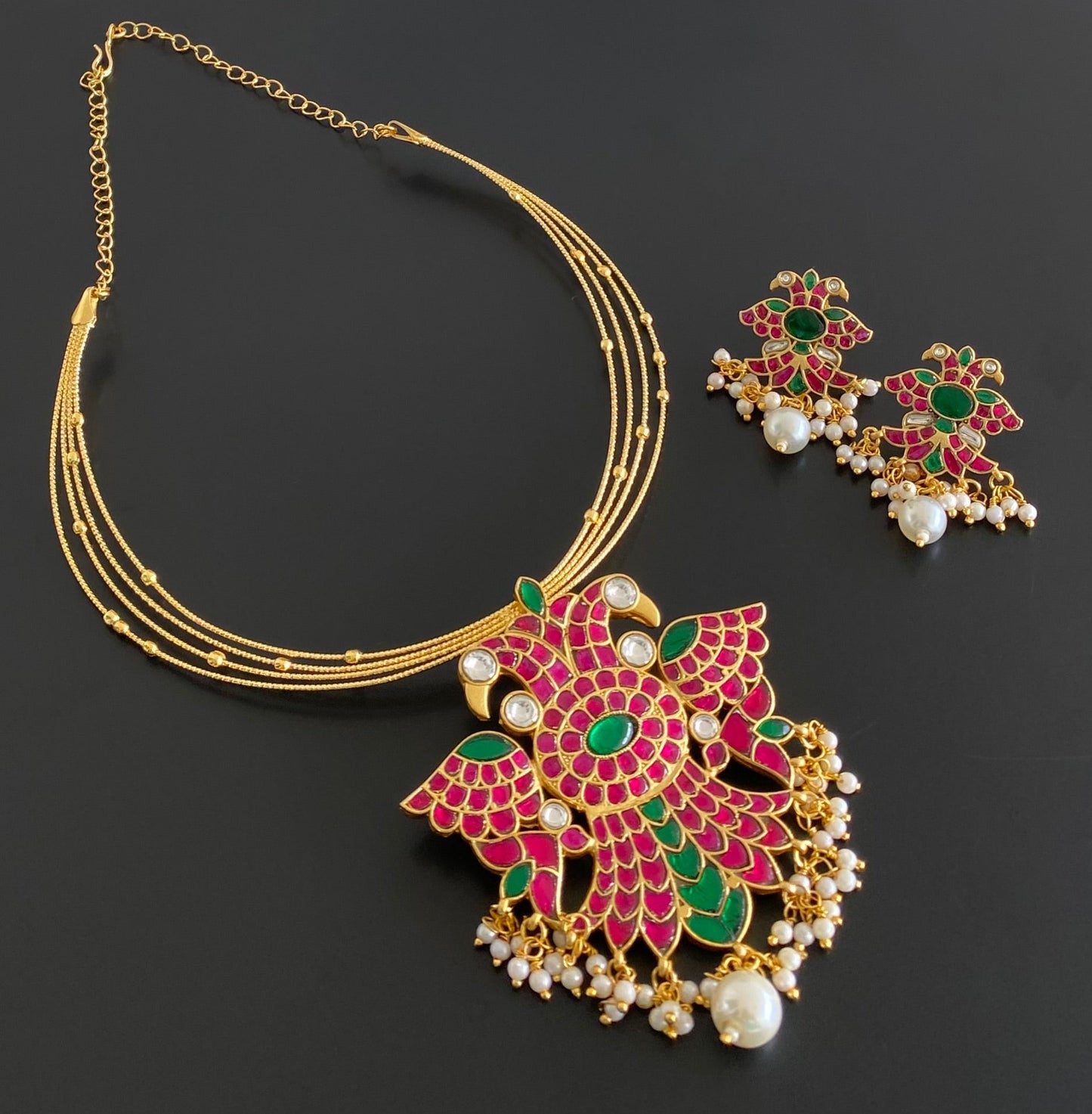 Gold tone kundan jadau ganda berunda pendant set with kanti chain dj-54181