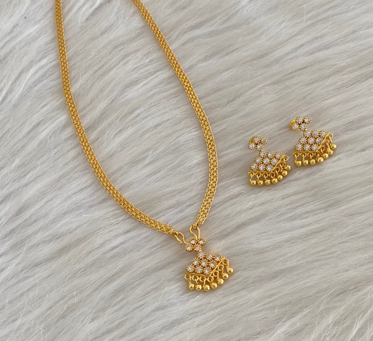 Gold tone 18 inches chain with white stone pathakkam pendant set dj-54912