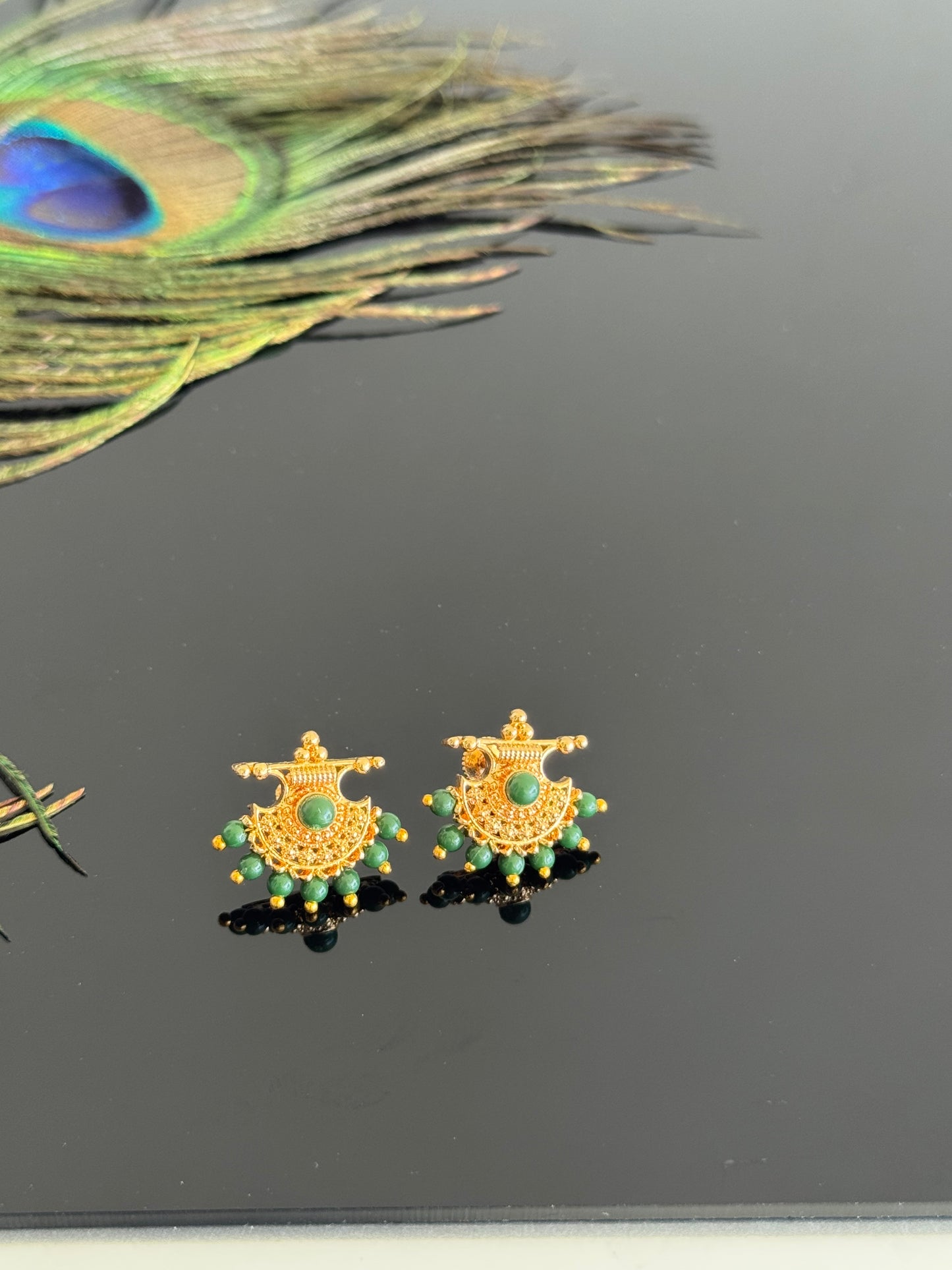 Gold tone green beaded stud/earrings dj-51602