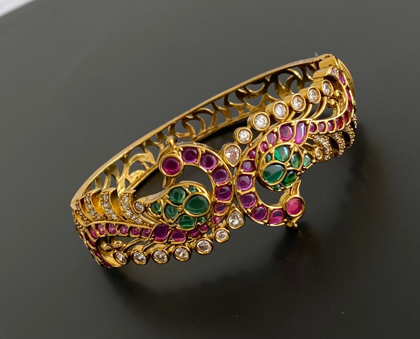 Matte finish kemp-green-white screw type peacock kada/bangle dj-53512
