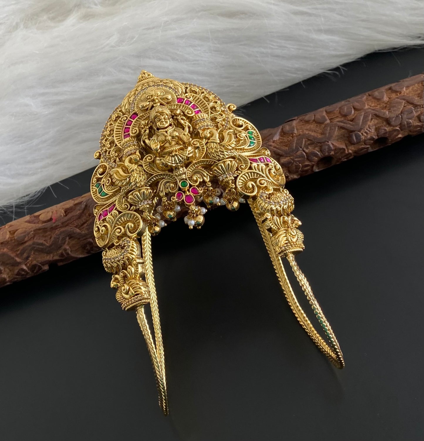 Antique gold tone kemp-green-white stone lakshmi peacock vanki/bajuband dj-54480