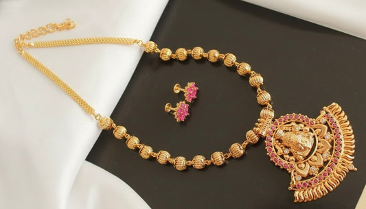 Gold tone ruby Ma Durga beaded short haar set DJ25247