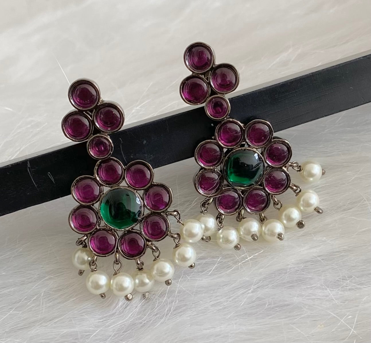 Black finish precious kemp-green pearl flower earrings dj-54093