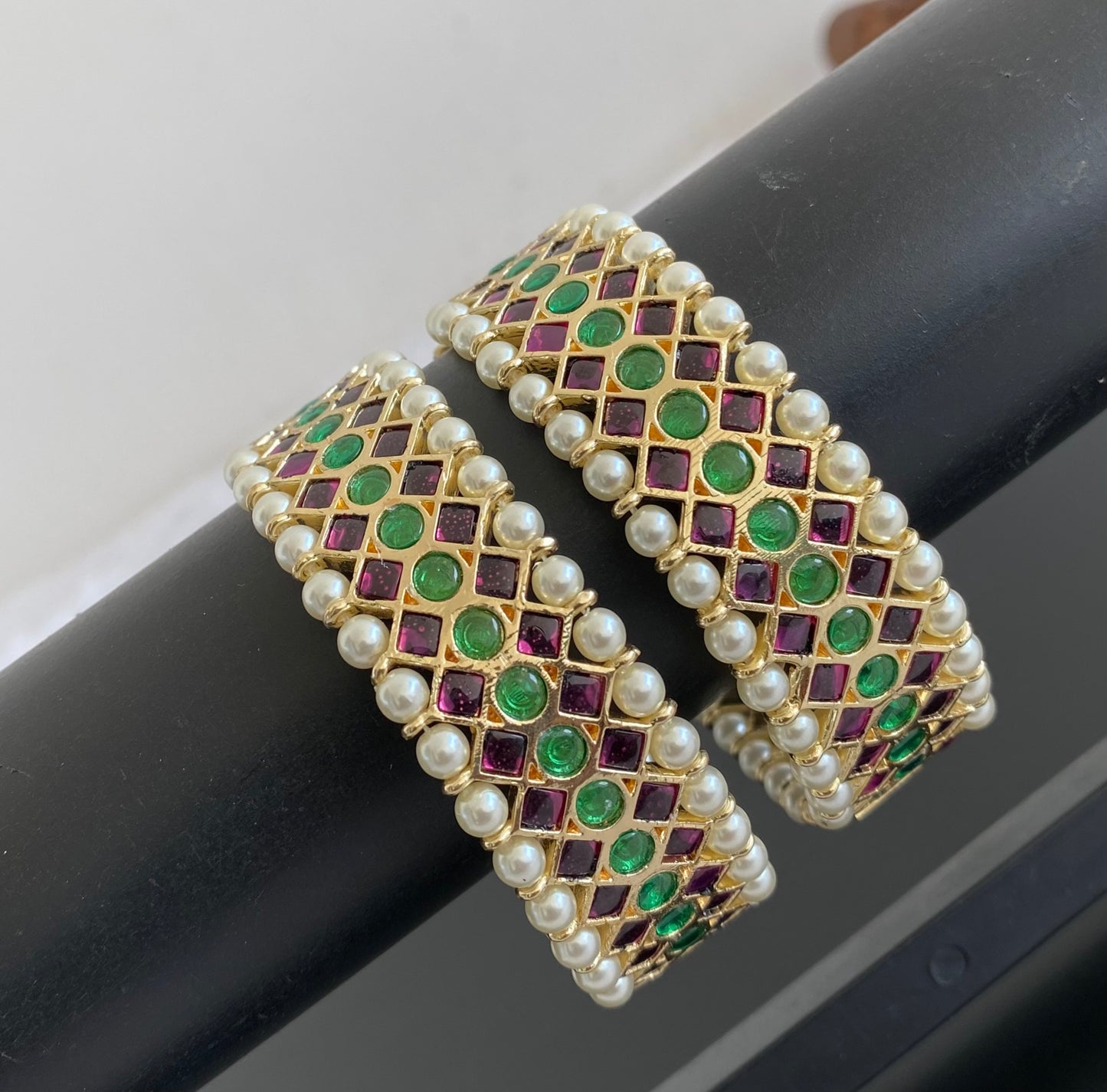 Gold tone precious kemp-green pearl screw bangles(2.4) dj-53375