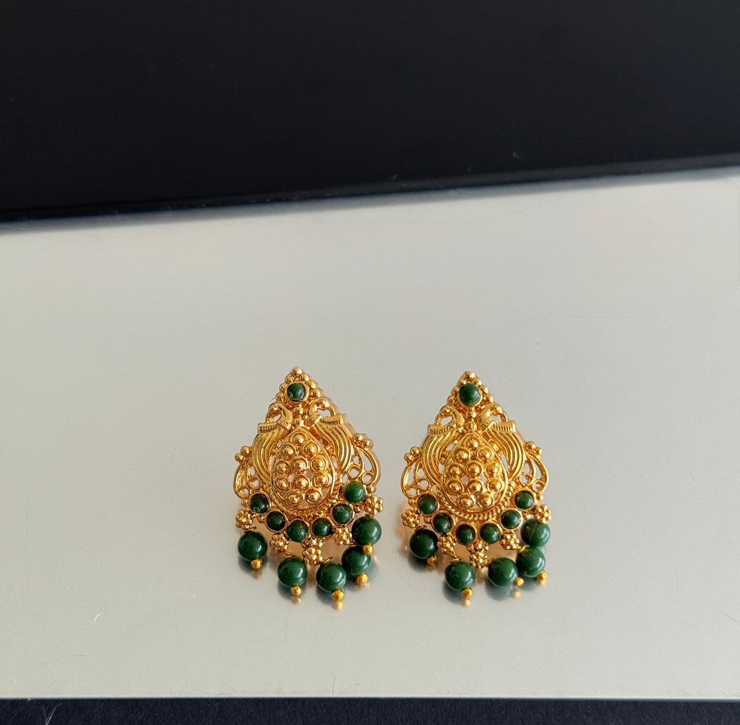 Gold tone green beaded stud/earrings dj-51611