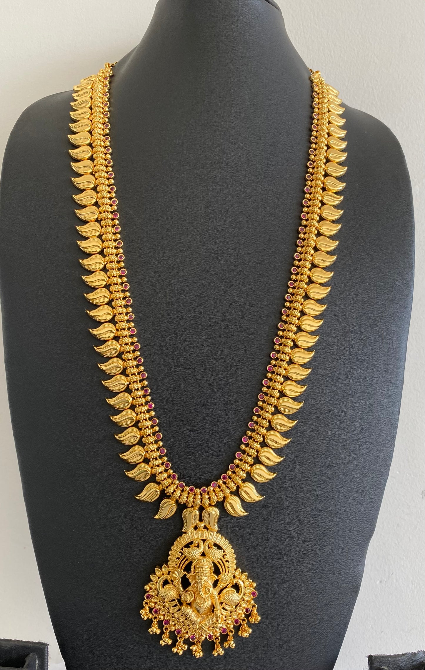 Gold tone pink stone mango ganesha haar dj-53158