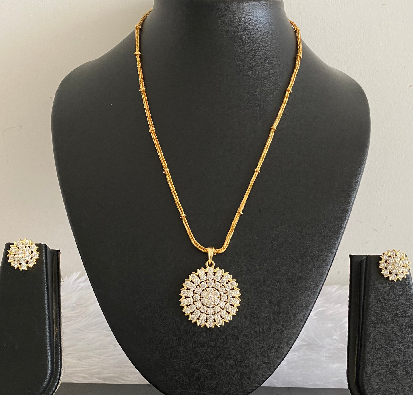 Gold tone 18 inches chain with white stone round pendant set dj-54030