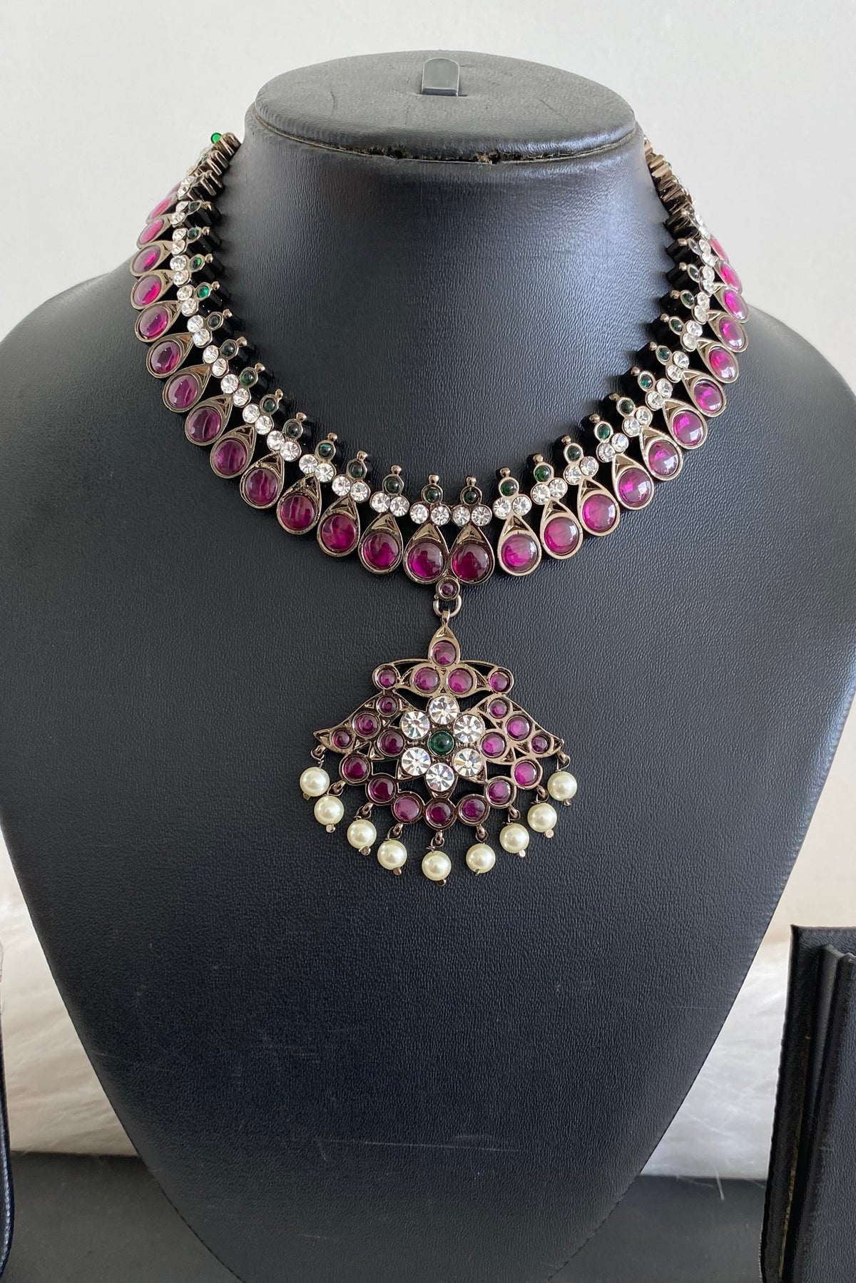 Black finish precious kemp-green-white pearl flower necklace dj-54693