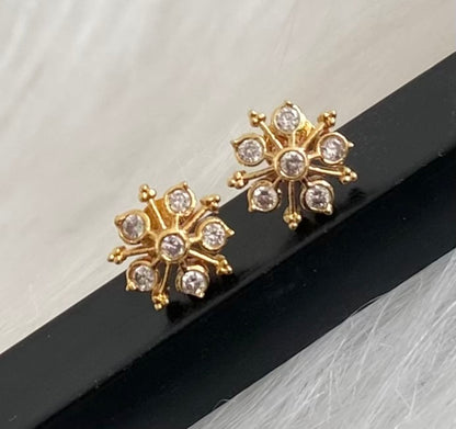 Gold tone white flower stud/earrings dj-53920