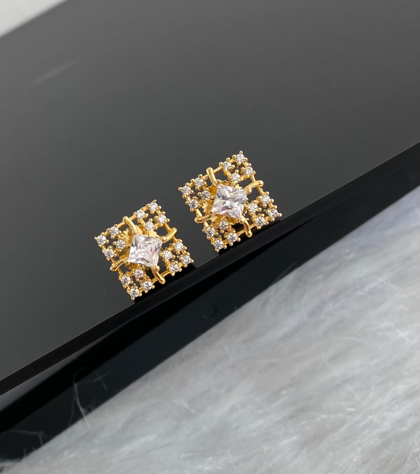 Gold tone cz white stone small stud/earrings dj-54633