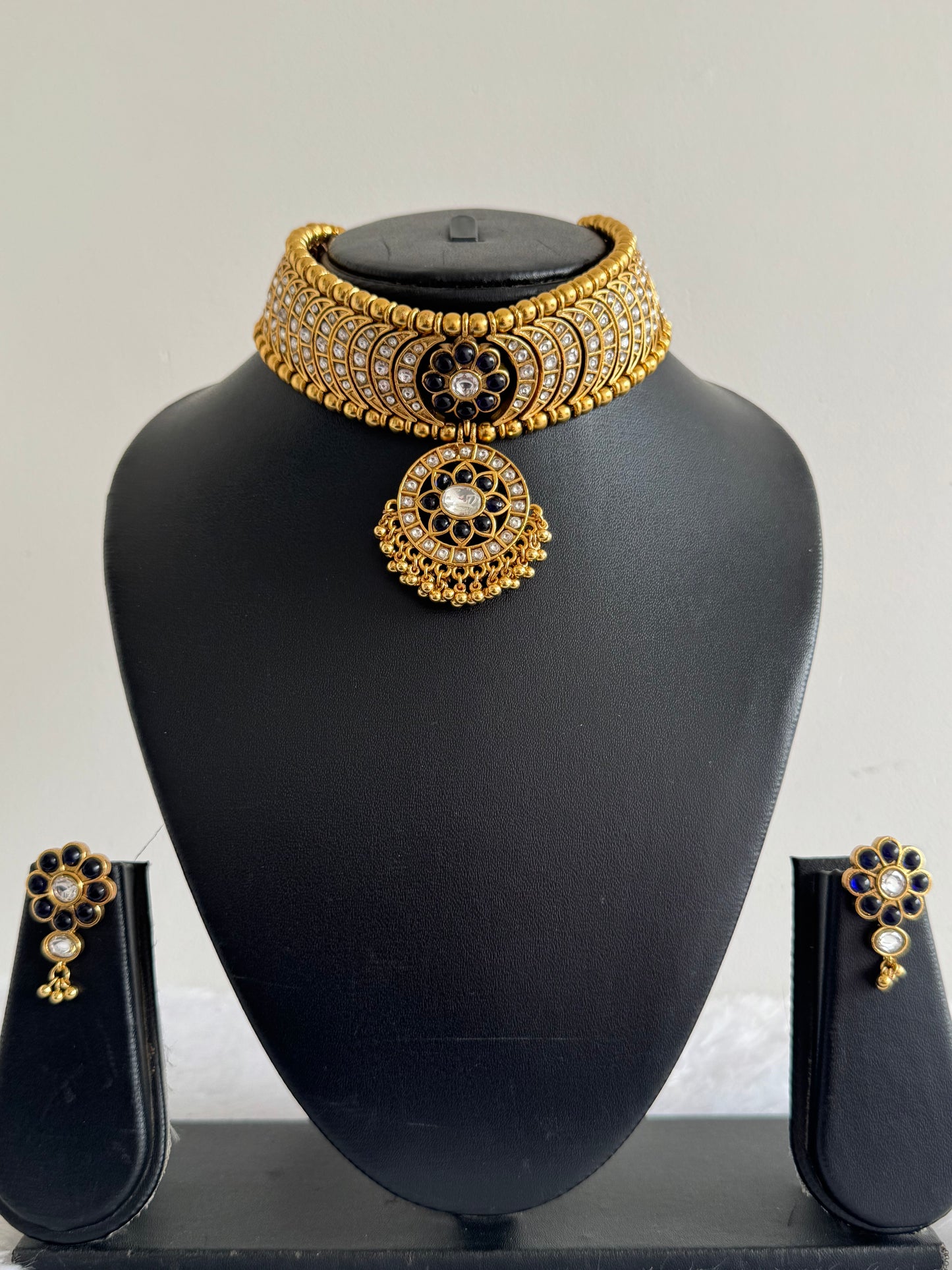 Matte finish kemp-blue-white flower reversible choker set dj-52143