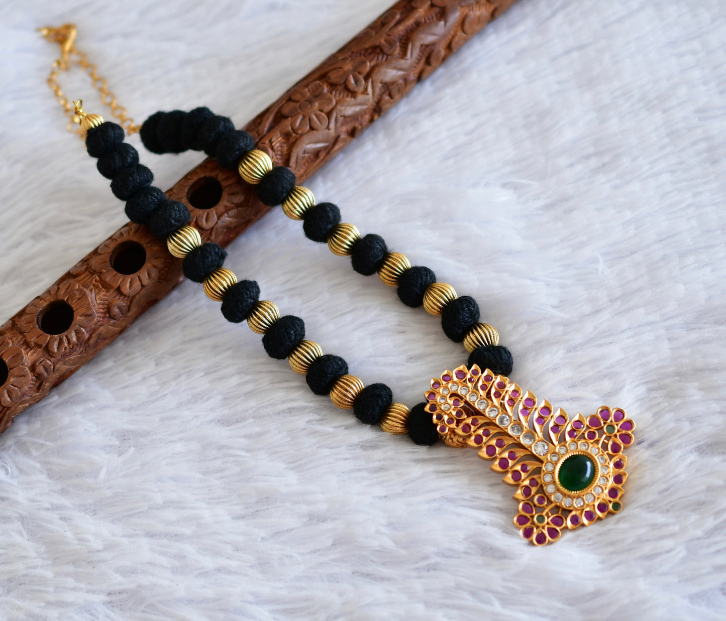 Matte finish kemp-green black thread necklace dj-52409