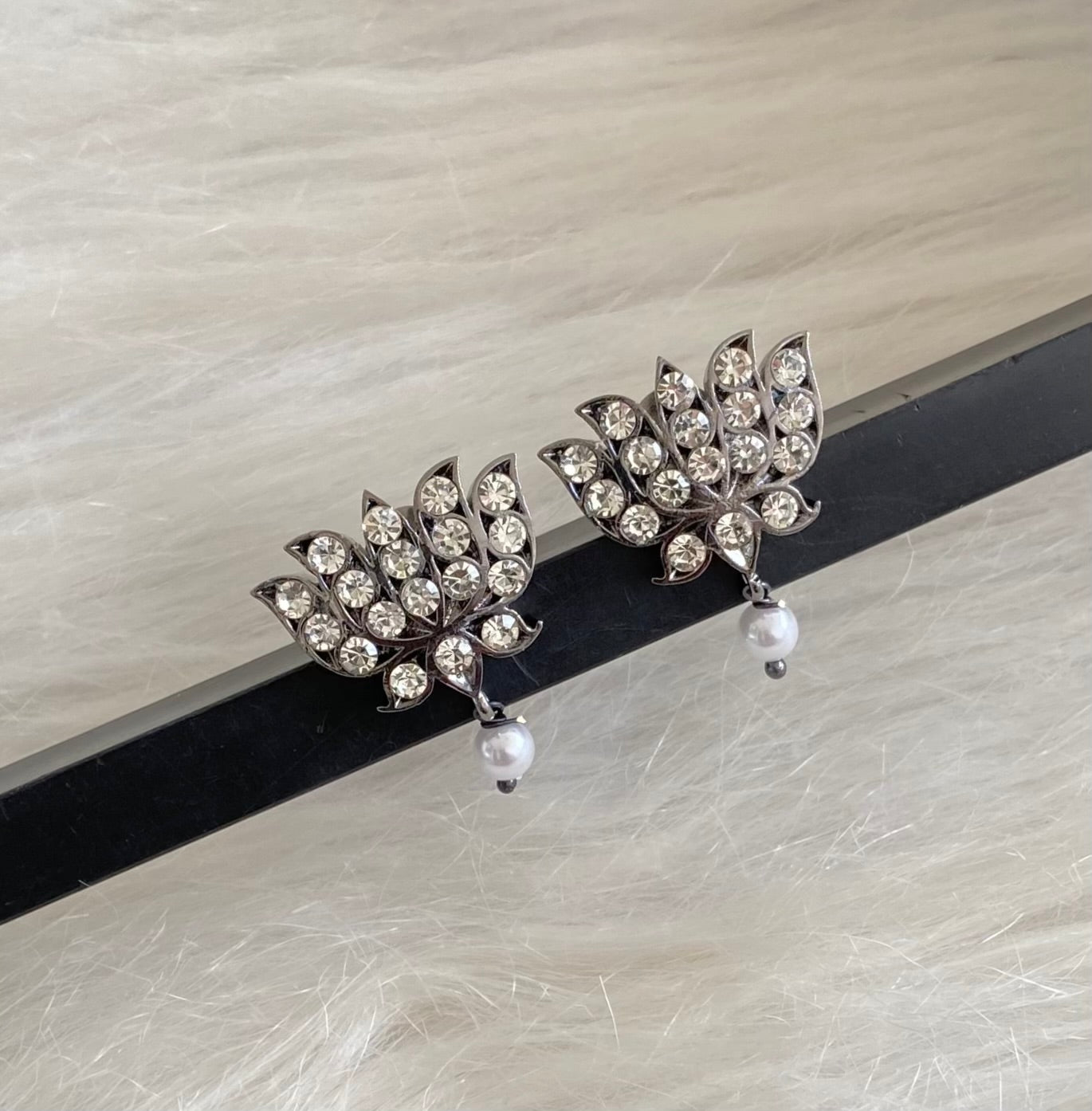 Black finish white stone lotus pearl stud/earrings dj-54686