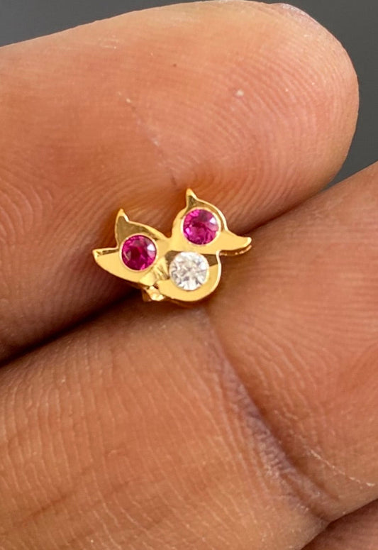 Gold tone pink-white stone small swan nose pin dj-53732
