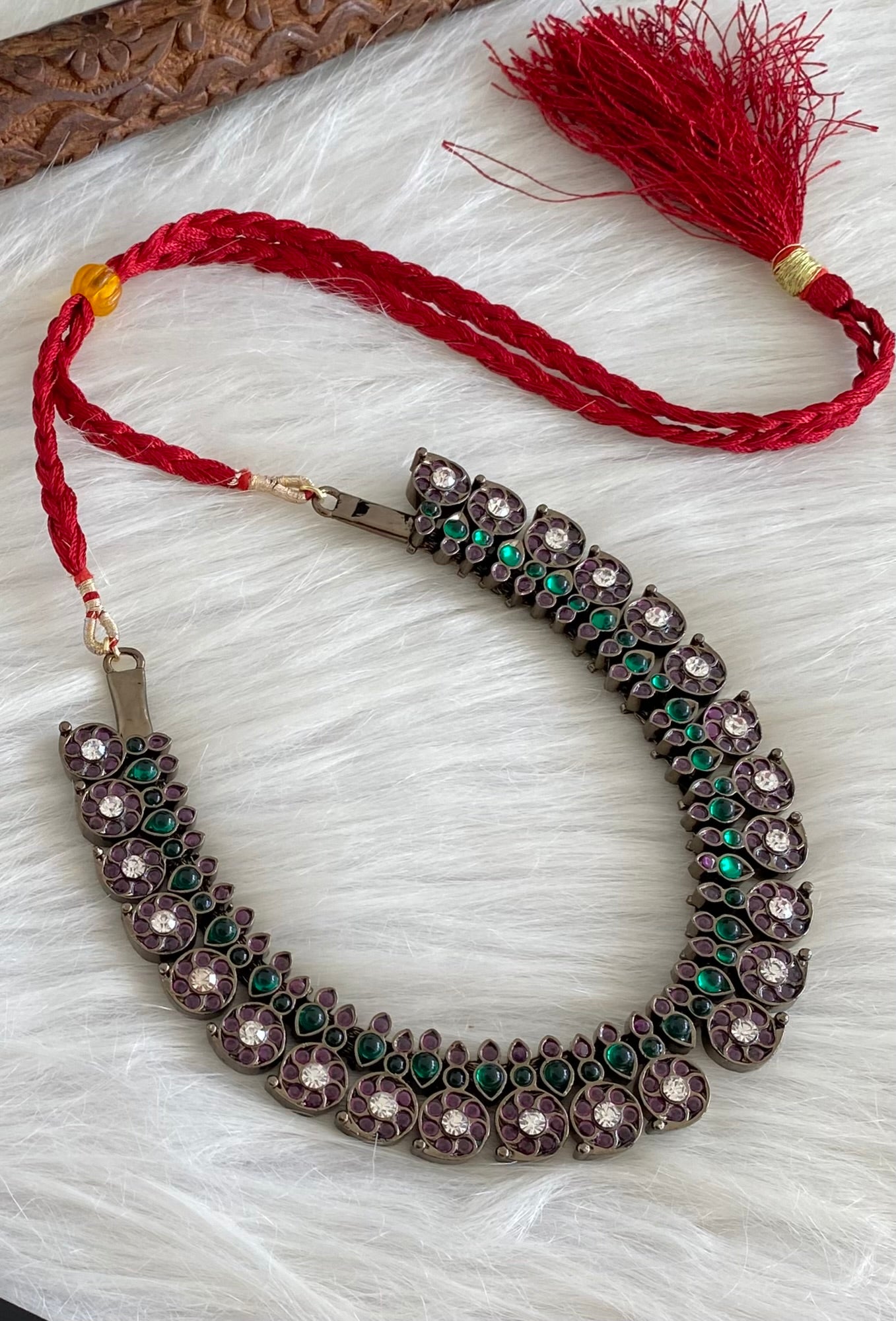 Black finish precious kemp-green-white mango necklace dj-53949