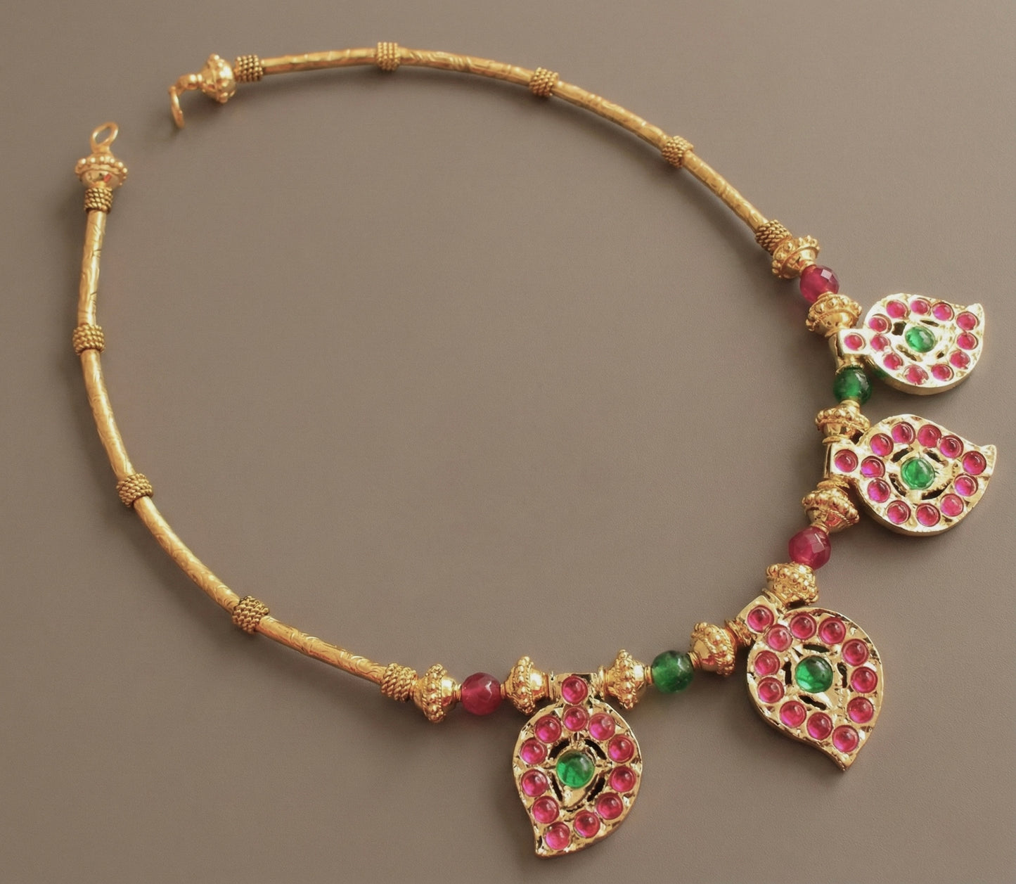 Gold tone semi precious kemp-green mango necklace DJ18362