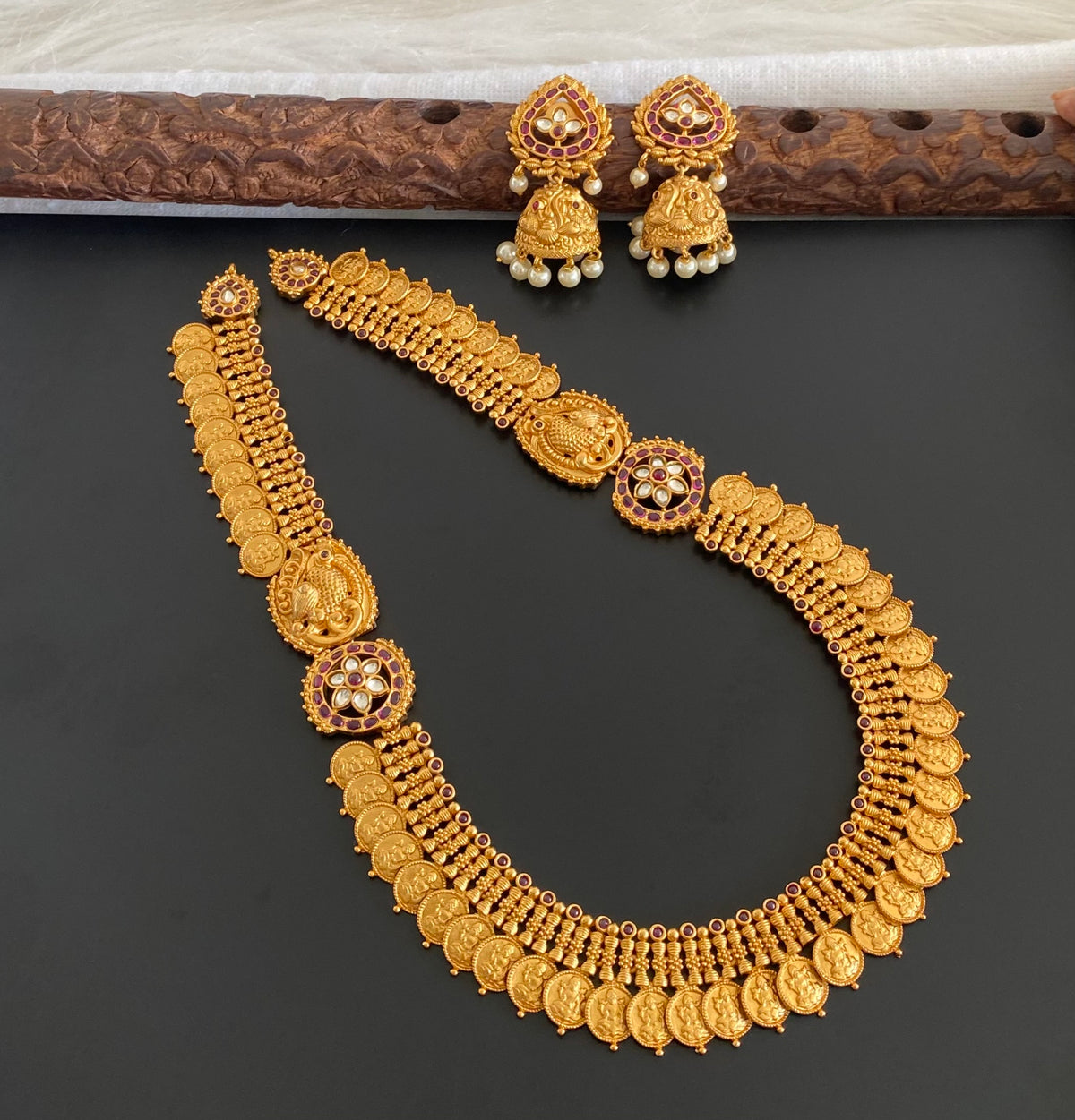 Matte finish kemp-white lakshmi coin swan short haar set dj-54999