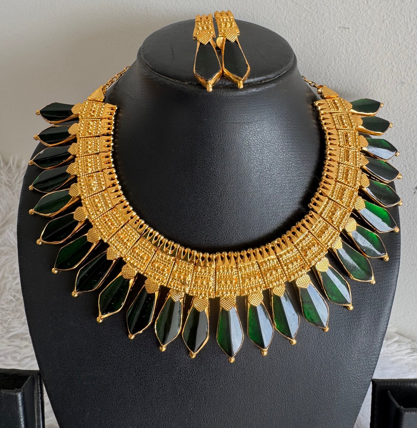 Gold look alike green-pink kerala style nagapadam big necklace dj-51720