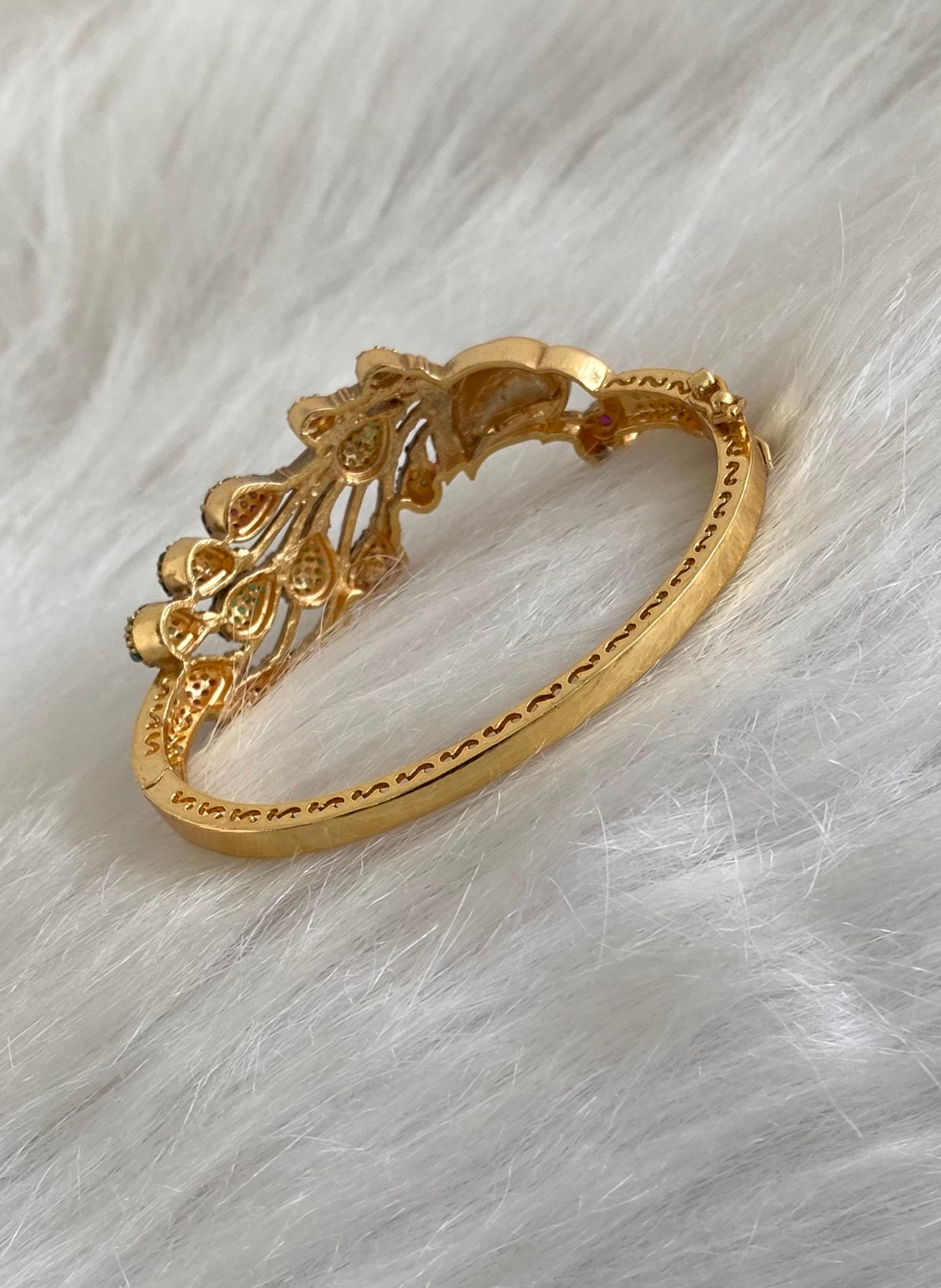 Antique gold tone kemp-green peacock openable kada/bracelet dj-54851